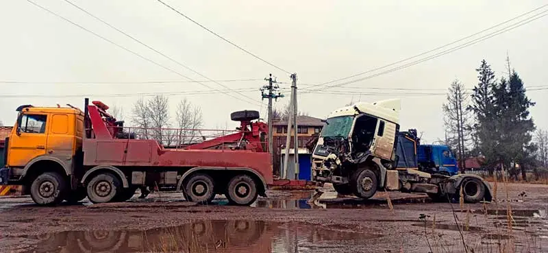 Буксируем грузовой тягач после аварии