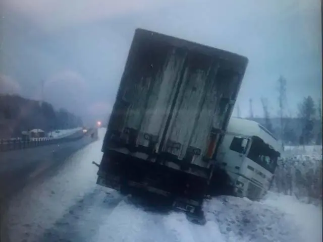 Тягач DAF с полуприцепом улетел в кювет