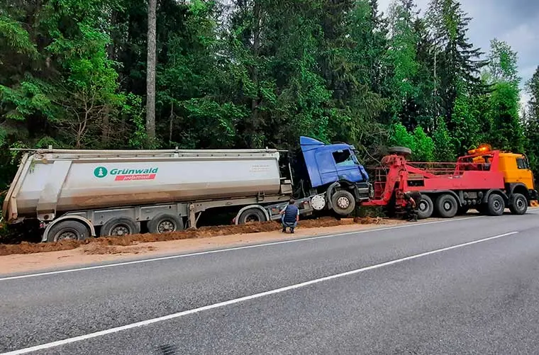 Вытянули тонар SCANIA из кювета