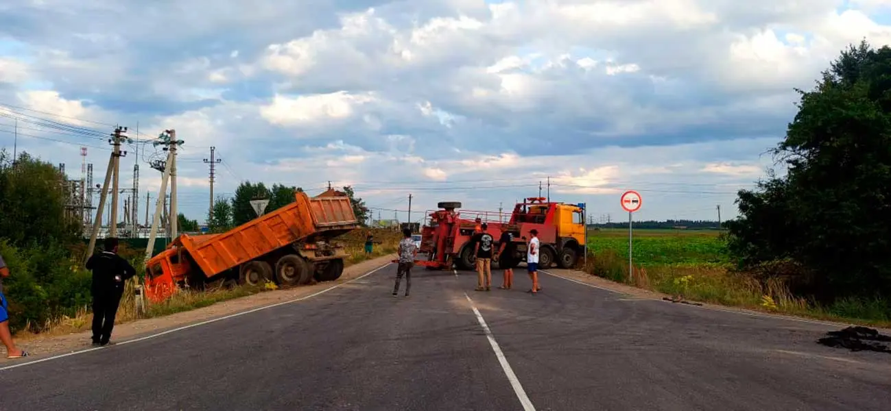 Поднимаем КАМАЗ из кювета