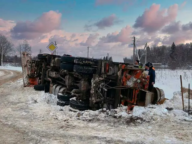 Опрокинулась снегоуборочная техника
