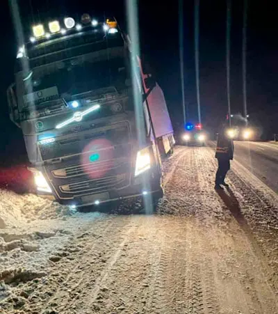 Вытягиваем фуру с обочины на дорогу