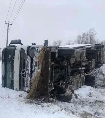 Перевёрнутая фура в кювете