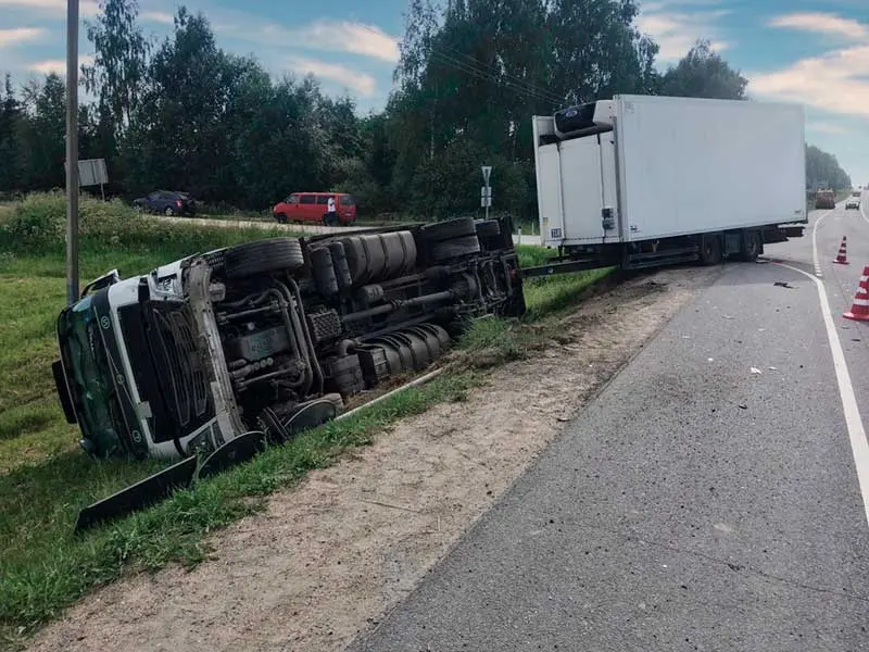 10-тонник с прицепом завалился на бок на Минском шоссе